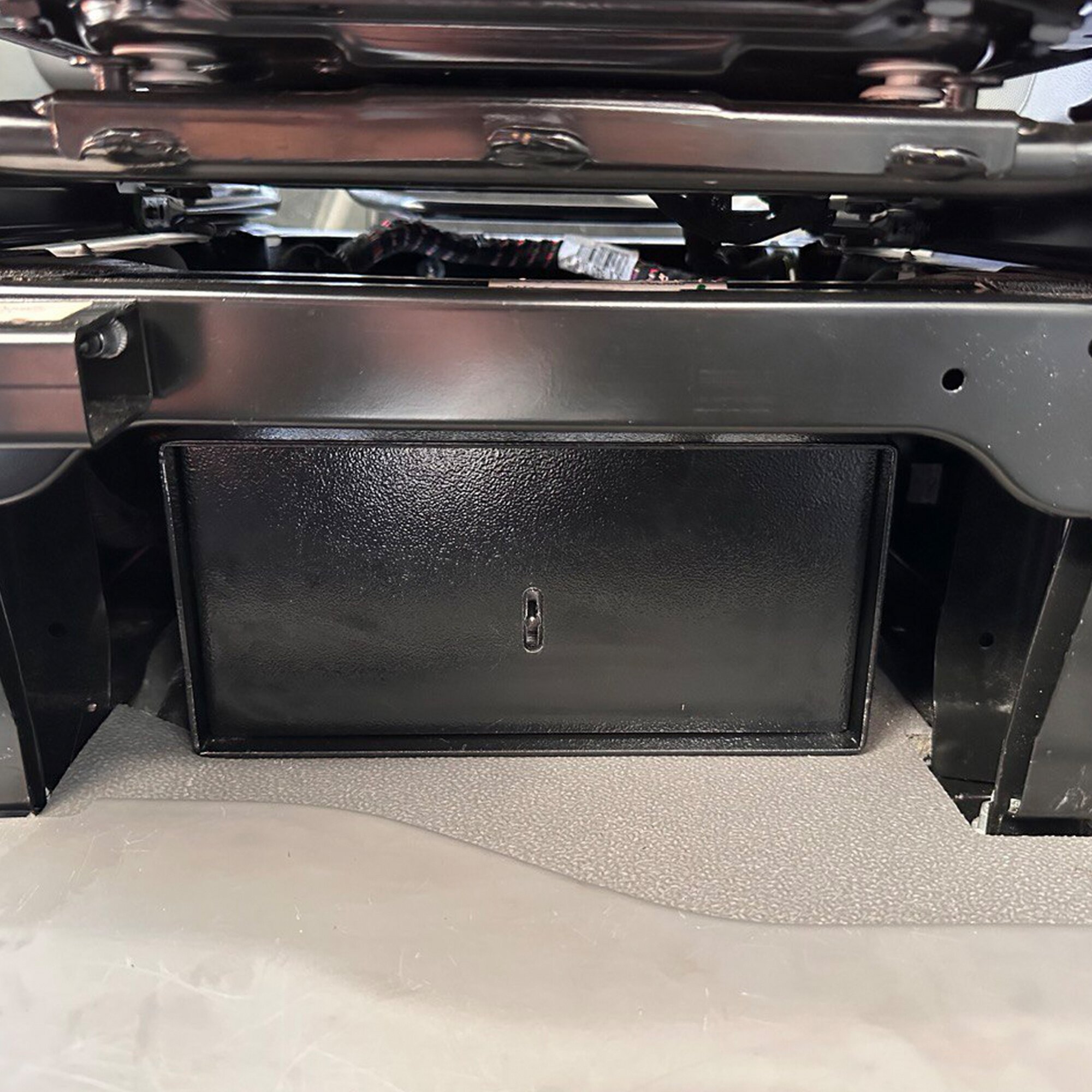 Sitzsockelsafe VW Grand California, Safeöffnung vorne