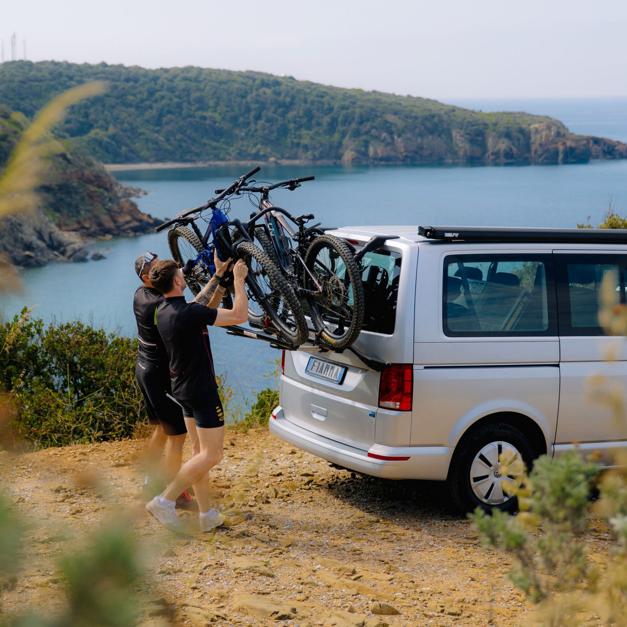 Fahrradträger Carry-Bike VW T6 Pro Deep Black, vormontiert